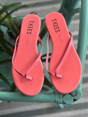 TKEES Lipglosses Flip Flop Sandals Coral Pink Size 10